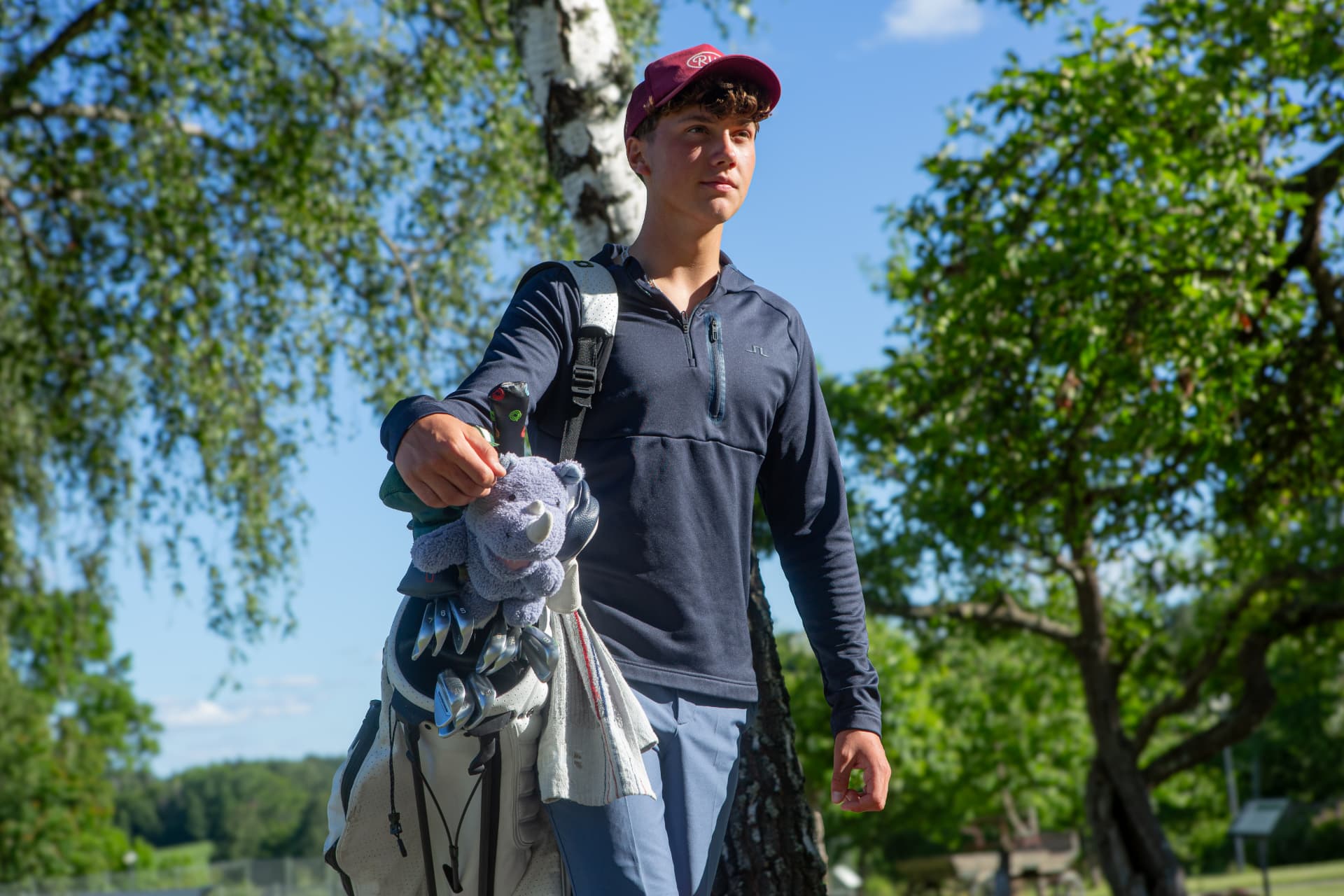 Ungdom på väg ut på golfbanan