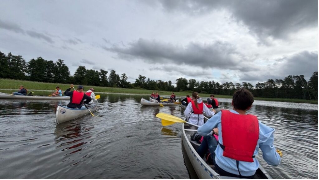 Kanotpaddling i grupp på sjön