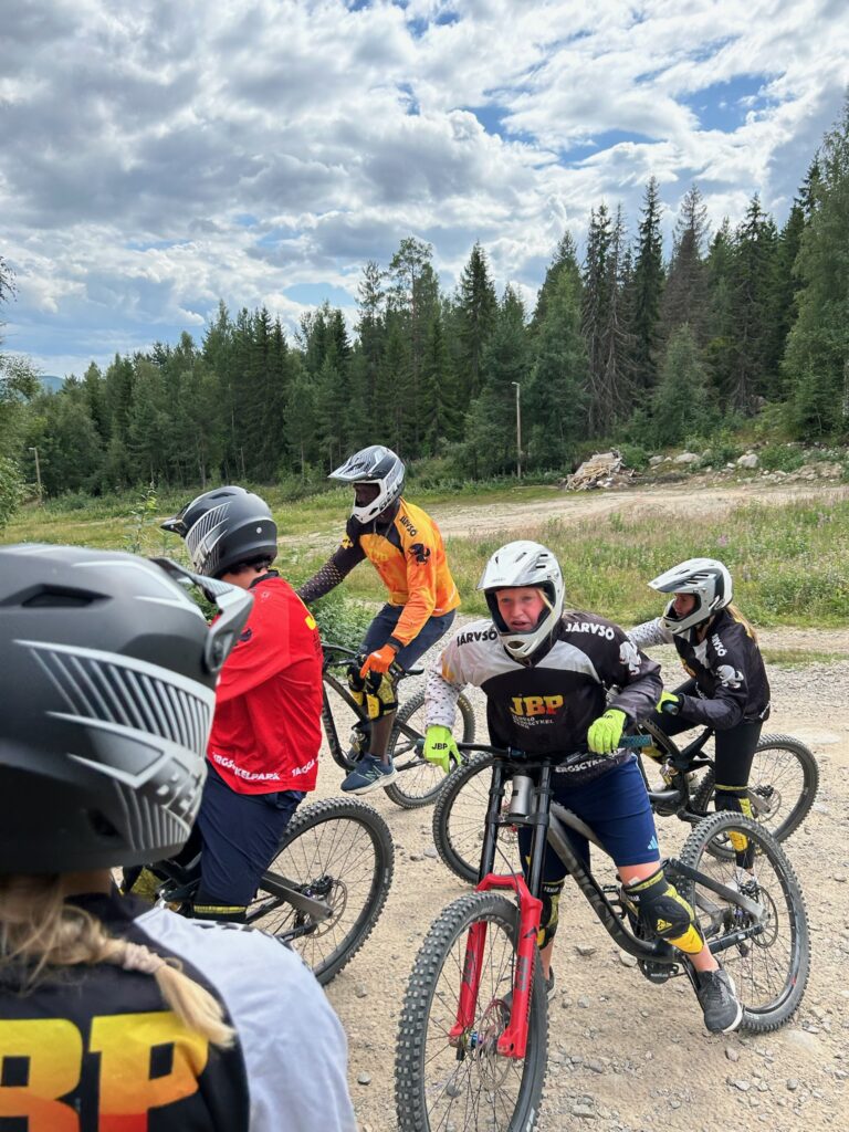 Deltagare med hjälm på downhillcykling i Järvsö
